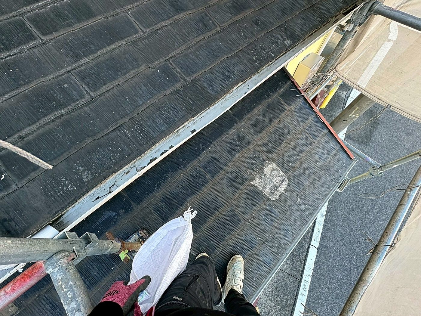 屋根の上で作業するMVLの職人